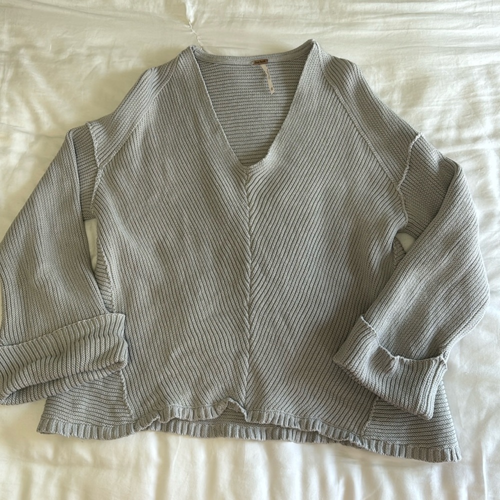MOVING SALE
 🚨 Free People Gray Knit V Neck Pullover Sweater Size XS